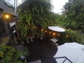 Row Hou8e Hostel