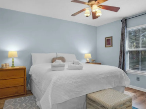 Pet Friendly Beach Home; 2 Minutes to Beach & Eastern Lake