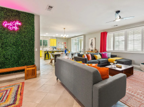 Kaleidoscope by Avantstay Colorful Escape + Pool