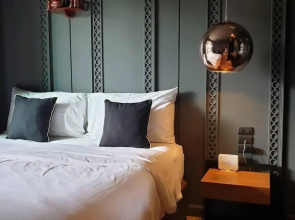 Luxury King Bed Apartment With Pool View and Sauna