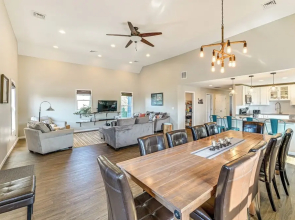 Walk to Academy: Lake Max Family Penthouse