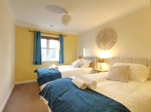 Sunnydale Serviced Apartments - Central location, with allocated parking