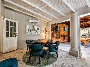 Massive Oceanfront Villa - Spa - Sauna - Gameroom - Malmok!