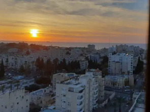 Roomy Apt. w Seaview Fireplace & Netflix