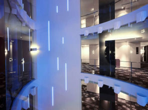 Le Germain Hotel Maple Leaf Square