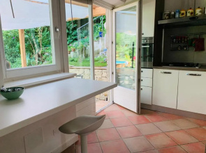 Appartamento con veranda, giardino e piscina