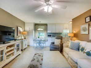 Canandaigua Lake Romantic Getaway w/ Boat Slip!