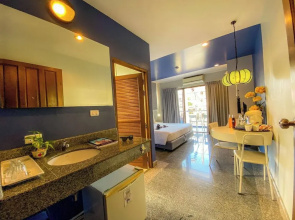 Room-hotel With Balcony in Phukettown