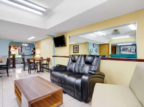 Super 8 by Wyndham Forest Park