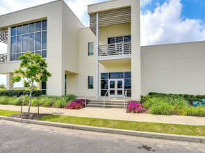 Modern Lake Charles Condo w/ Balcony: 7 Mi to Dtwn