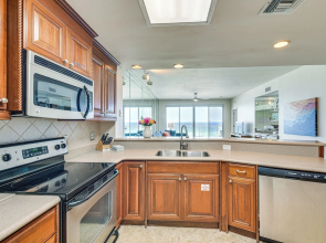 Oceanfront Destin Condo With Pool & Beach Access