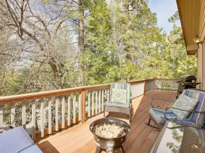 Woodsy Lake Arrowhead Cabin w/ Fire Pit Table