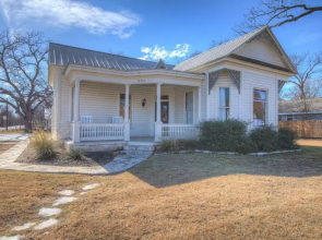 Gorgeous Home 1 Blk From Main w/ Hot Tub & Fire Pit!