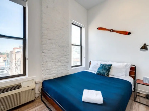 Wind Down After A Long Day In The Windy City - Full Kitchen, Spa Bath, Comfy Bed - 747 Lofts Cabin 202 by RedAwning