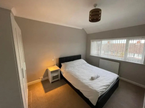 Entire House, 4 Bedroom, Parking, WiFi, Easy Access To Bus & Train