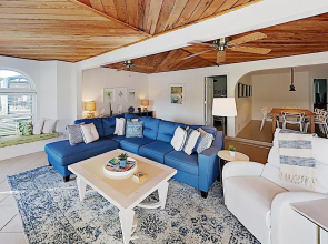 Canal-side sky Palms - Dock, Pool & Hot Tub 4 Bedroom Home