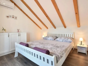 Amazing Home in Pucisca With 3 Bedrooms, Wifi and Outdoor Swimming Pool