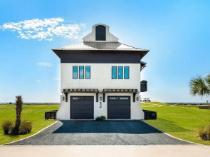 Paradise By The Sea 4 Bedroom Home by RedAwning