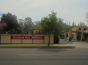Riverbank Park Motel