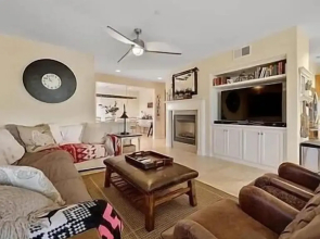 Terra Lago Lakehouse Villa, close to golf, tennis, festivals and shopping!