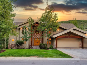 Telemark by AvantStay - Sleeps 18! Tahoe Cabin w/Hot Tub, Theatre & Sauna