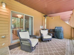 Modern Bellaire Condo: Pool Access, Near Skiing!