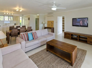 Beach Front Lagoon Lodge Apartments