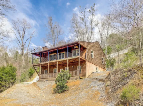 Waterfront Dandridge Cabin, 24 Mi to Pigeon Forge!