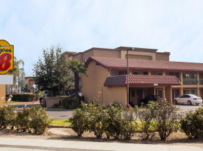 Super 8 by Wyndham Visalia