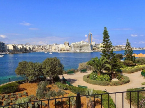 Stylish 2BR Apart, Steps Away from the Beach