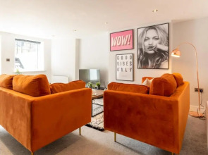Stylish 2 bed town centre apartment with parking