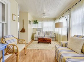 < 1 Mi to Dtwn Bradenton & Riverwalk! Sunny Apt