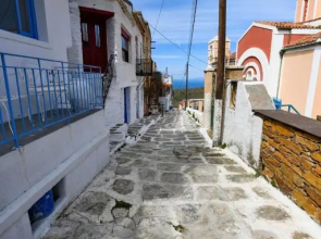 Fully renovated 2 bedroom apartment near the restaurants and shops in Ioulida, Kea