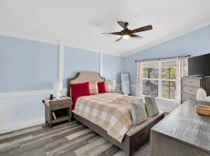 Lakefront 4-bedroom Home With Pool