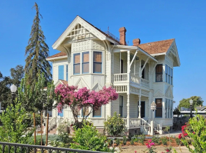 The JD Hyde Historic Inn