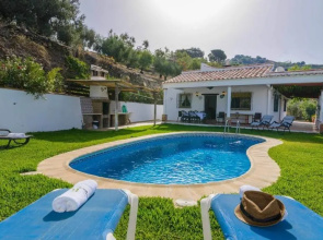 Chalet Los Almendrales Sayalonga by Ruralidays