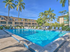 Condo w/ Pool Access: Walk to Shopping & Beach!
