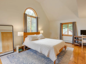 Charming Putney Home: Porch, Grill & Hiking Trails