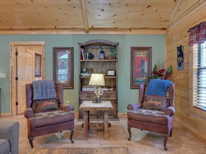 Broken Bow Cabin w/ Hot Tub & Deck - 4 Mi to Lake!