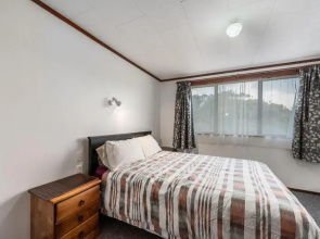 Courtside Quarters - Waihi Beach Holiday Home
