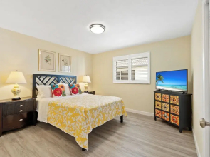 Avanti Vacation Rental, Relaxing 3-BR Retreat with Private Pool Minutes from Vanderbilt Beach and Delnor-Wiggins State Park. Enjoy Southern Exposure, BBQ Area, and Pet-Friendly Comfort