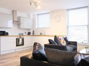 Leisure & Contractors - Stylish Town Centre Apartment with Free Parking