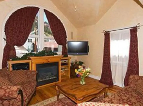RedAwning Hruza Residence