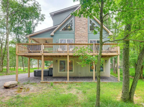 Forest Views & Hot Tub: Poconos Cozy Cabin