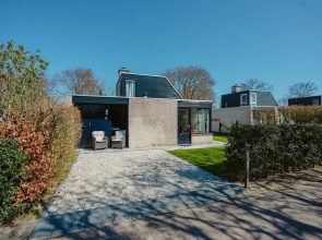 Bungalow on Holiday Park De Klepperstee Ouddorp