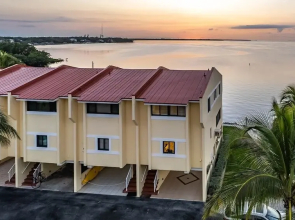 Bayfront Townhome With Boat Slip, Pool And Beach 2 Bedroom Townhouse By Redawning