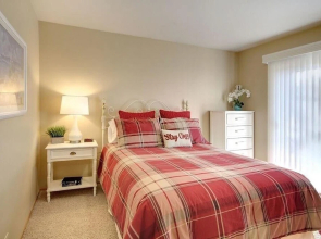 Karin's Cottage - 2br/1ba/walk To Shuttles/wifi/fireplace/fencedyard/barbeque 2 Bedroom Home