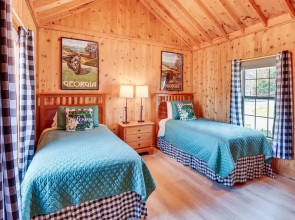Cozy Dillard Cabin w/ Mountain Views & Pool Access
