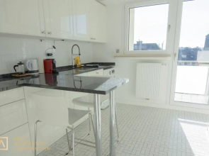 Modern Chic 2BR Apt W Balc close 2 cntr