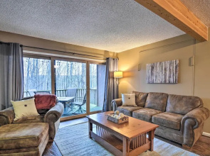 Cozy Bellaire Condo w/ Balcony - 3 Mi to Skiing!